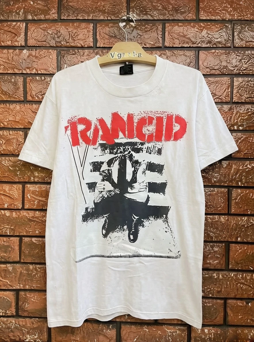 El álbum "And Out Come The Wolves" de Rancid, del año 1995, de los años 90. La camiseta negra para The Tour Performance.