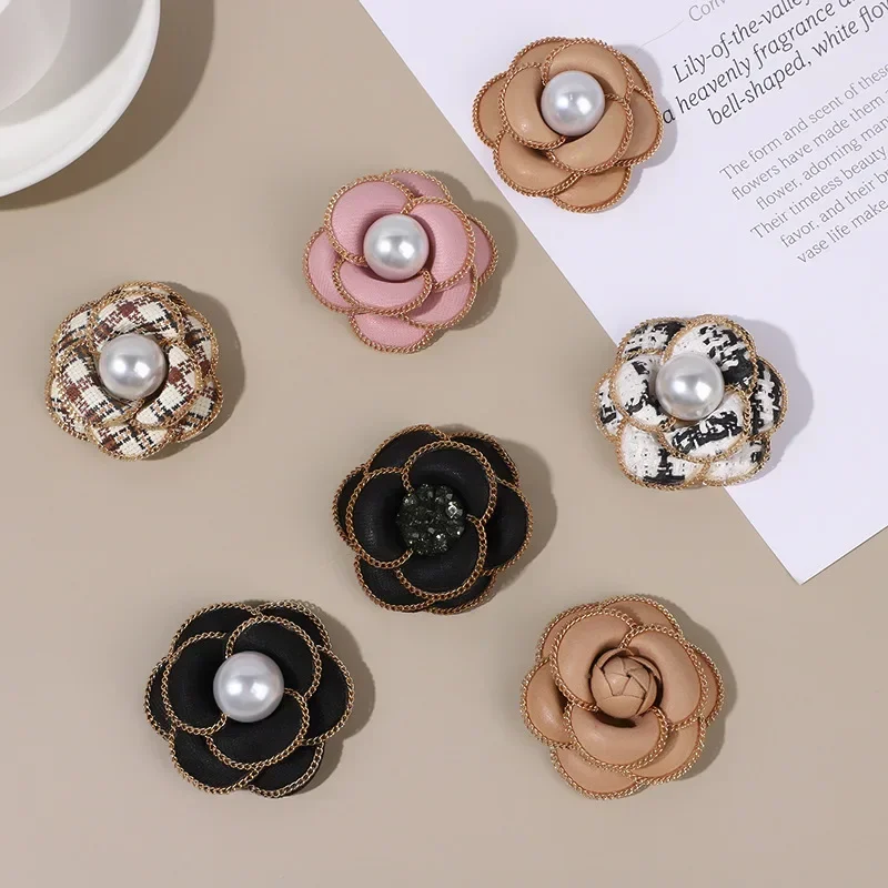 

Elegant Fabric Camellia Flower Brooch Pearl Crystal Lapel Pins for Women Fashion Wedding Party Corsage Jewelry Accessories