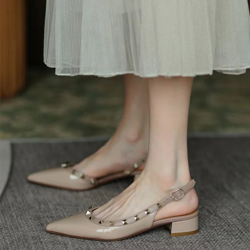2026 Hochwertige spitze Damen-High-Heels: Neue Retro-Sandalen aus Lackleder mit Nieten – Bequeme Büro-Sandalen mit offenem Absatz