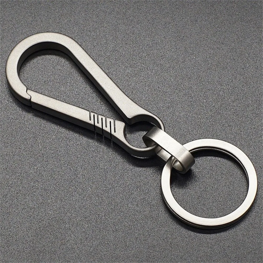 LLavero de aleación de titanio con hebilla de Tiranio, accesorios colgantes para llavero de coche con abridor de botellas, herramientas para exteriores, 1 ud.