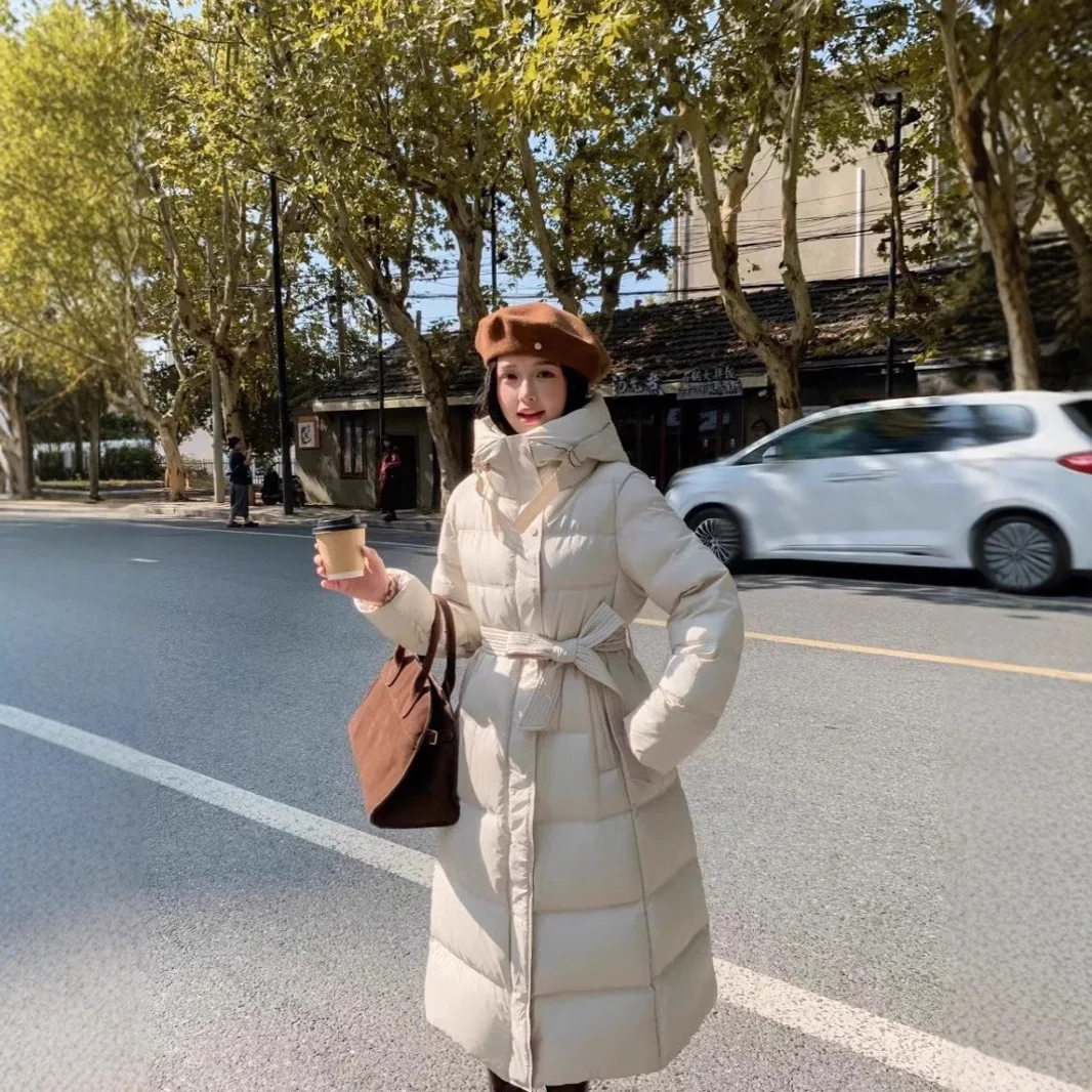 2025 الشتاء المرأة معطف طويل سميكة مقنعين الأبيض بطة ريشة سترة أنيقة تحمل شعار لعبة البيسبول