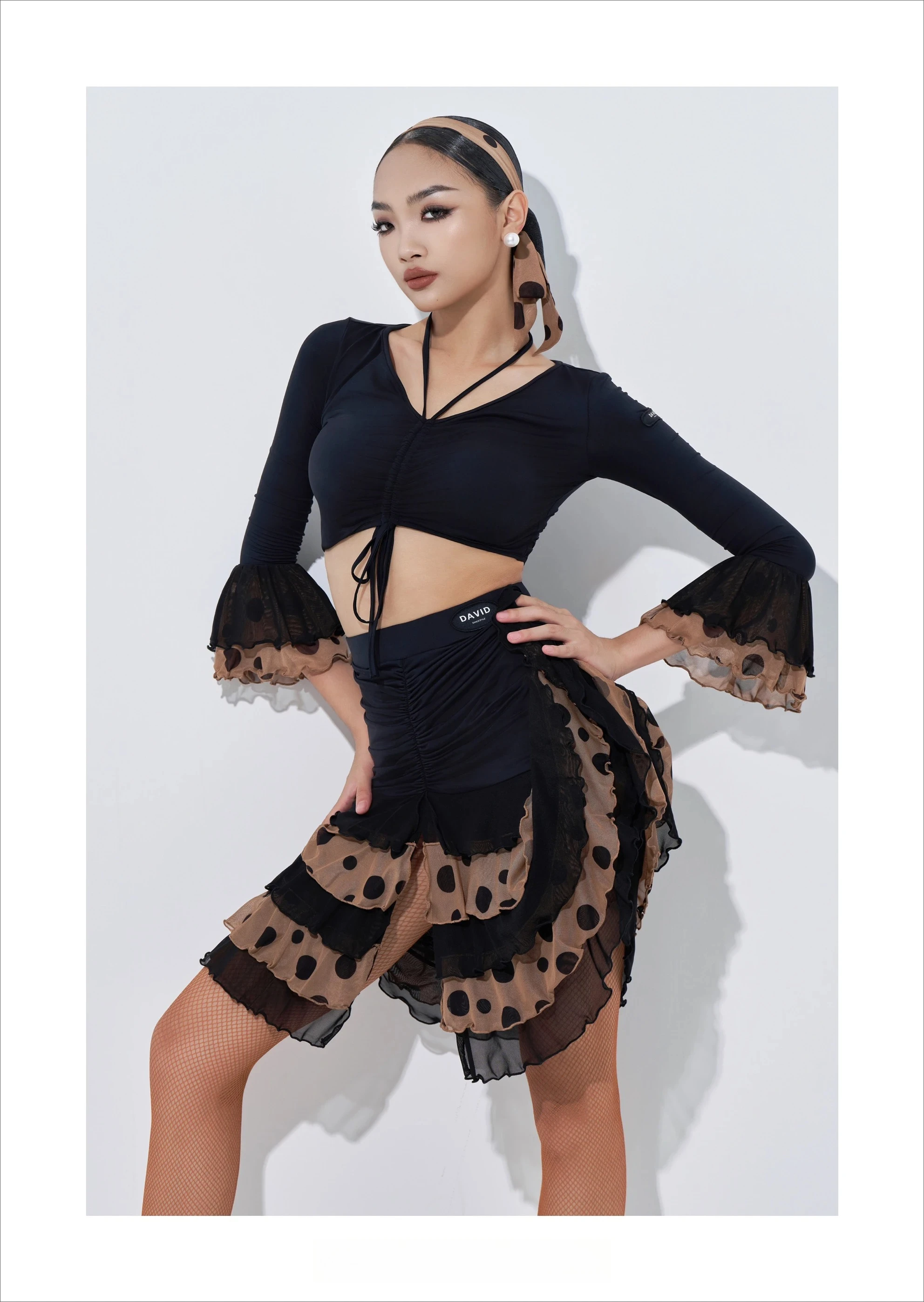 Женский костюм для латинских танцев из Великобритании, комплект из двух предметов, топ с бретелькой на шее, шнурком и зубчатым краем, юбка для латинских танцев, бальных танцев