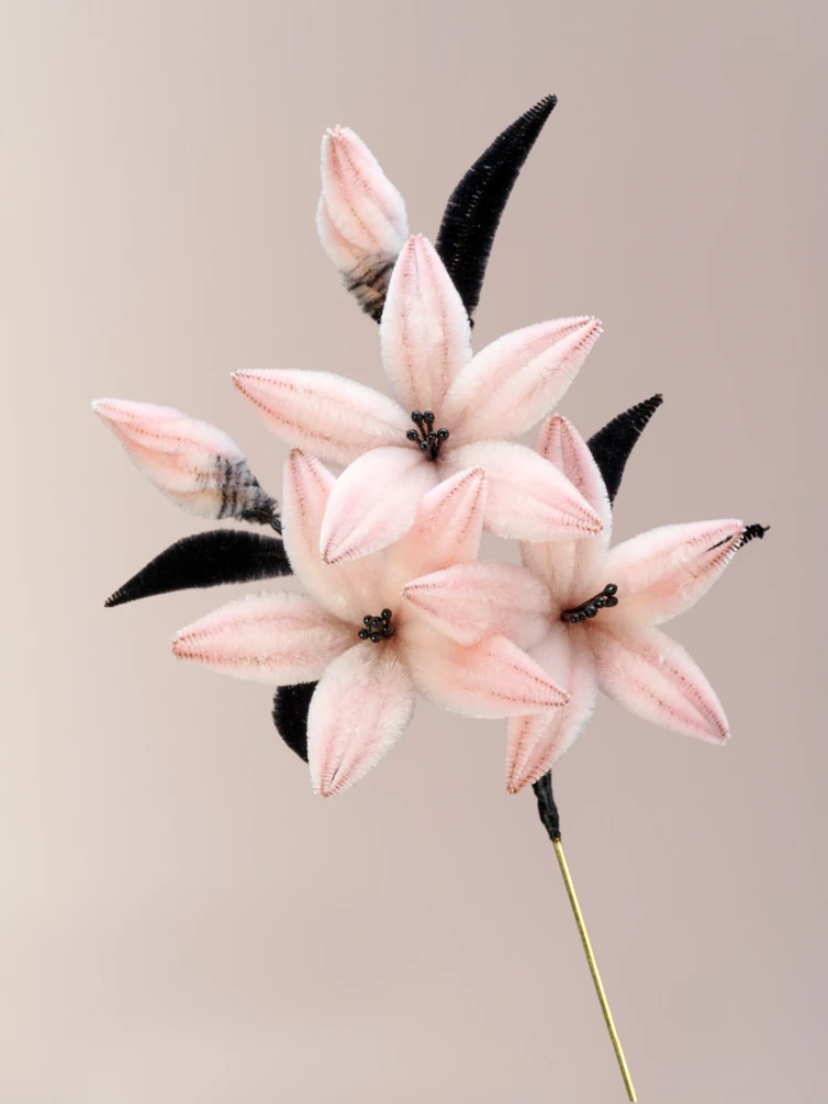 

Шелковая заколка для волос ручной работы Yuzhou Velvet Plum с черными и розовыми лилиями Meri – универсальный аксессуар для волос из традиционных ремесел