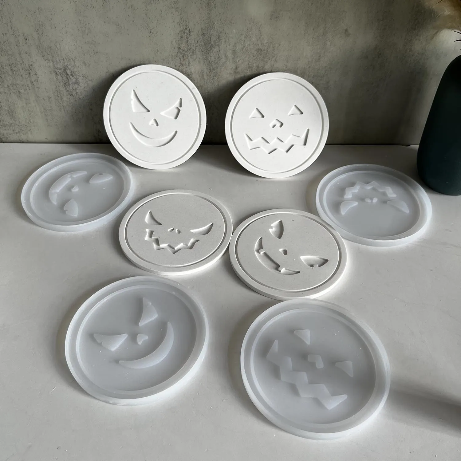 Halloween Series Ghost Face Round Coaster Silicone Mold DIY Gypsum Plaster Cup Pad Tray Decoration Epoxy Molds For Resin Making