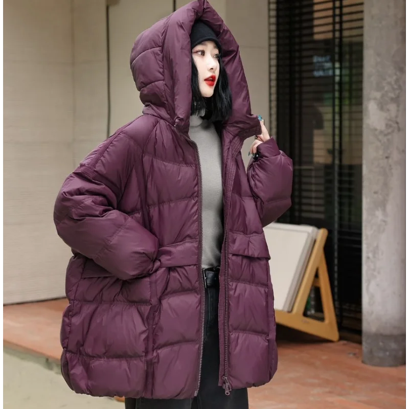 Chaqueta de plumón de longitud media para mujer, nuevo estilo de invierno, abrigo informal de gran tamaño grueso hasta la rodilla con capucha, moda para ir al trabajo, 2025