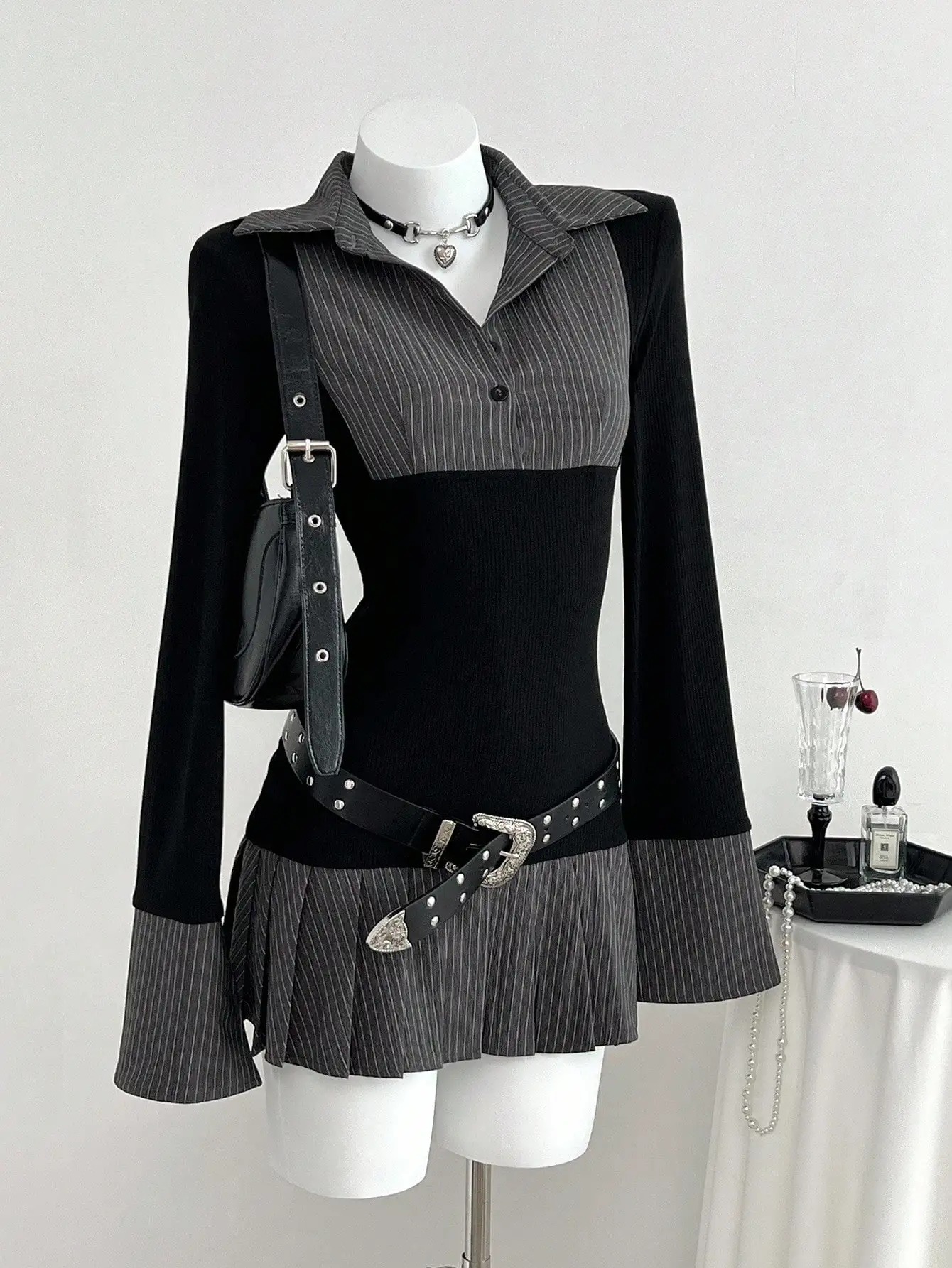 

Черно-серое плиссированное мини-платье в полоску с воротником и поясом на талии