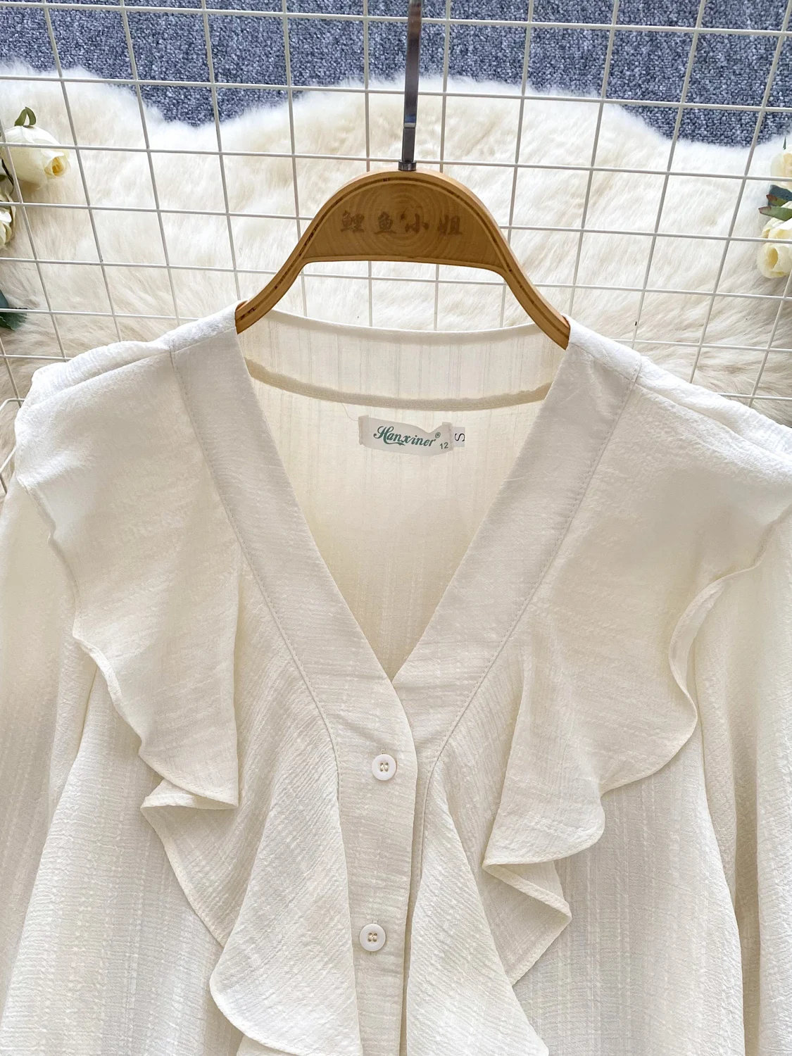 Retro V-Ne Long Sve Women's irt Loose Casual Sle Bell Sve Single Button Autumn Top Faionable Versatile Base Layer