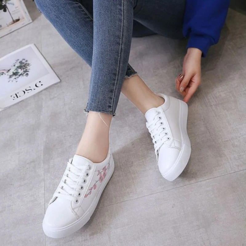 2026 New Women Embroidered White Sneakers Spring Autumn Casual Flats Platform Canvas Shoes Harajuku Trendy Skate Shoes