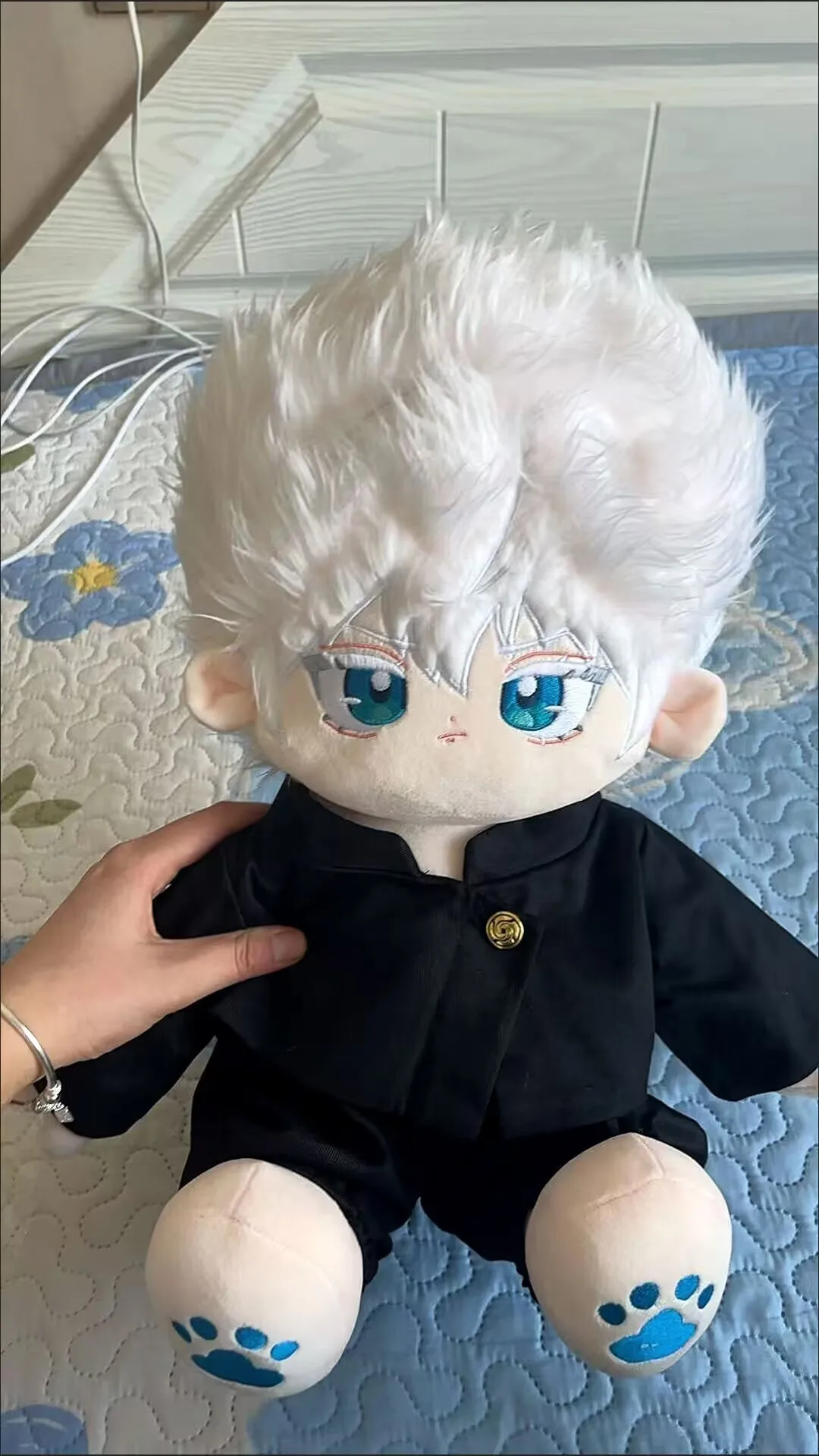 ตุ๊กตาผ้าฝ้ายขนาด 40 ซม. ท่าทางนั่ง ต้นฉบับและเป็นทางการจากอนิเมะเรื่อง จูจุตสึ ไคเซ็น และโกโจ ซาโตรุ  สนุกกับตุ๊กตาโดจินจากอนิเมะ