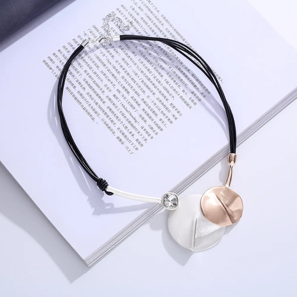 popular European and American versatile fashion popular high irregular diamond short URL women collarbone chain short nec