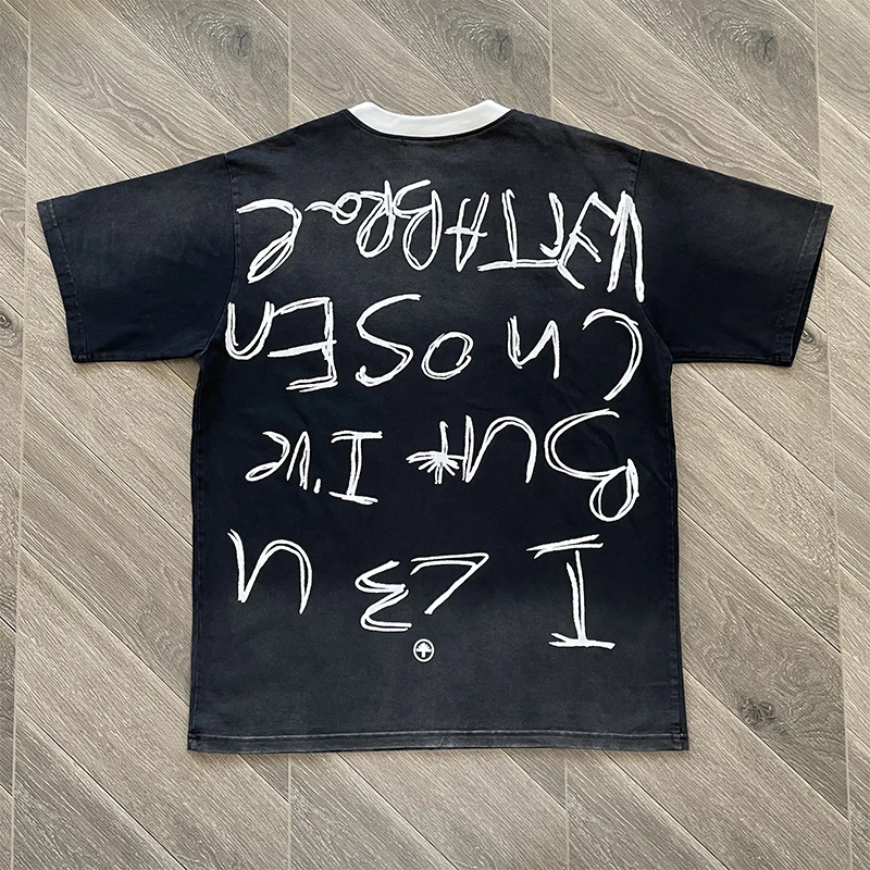 Vertabrae المختار المحملة الزيتون التباين الربط العنق عارضة قصيرة الأكمام تي شيرت