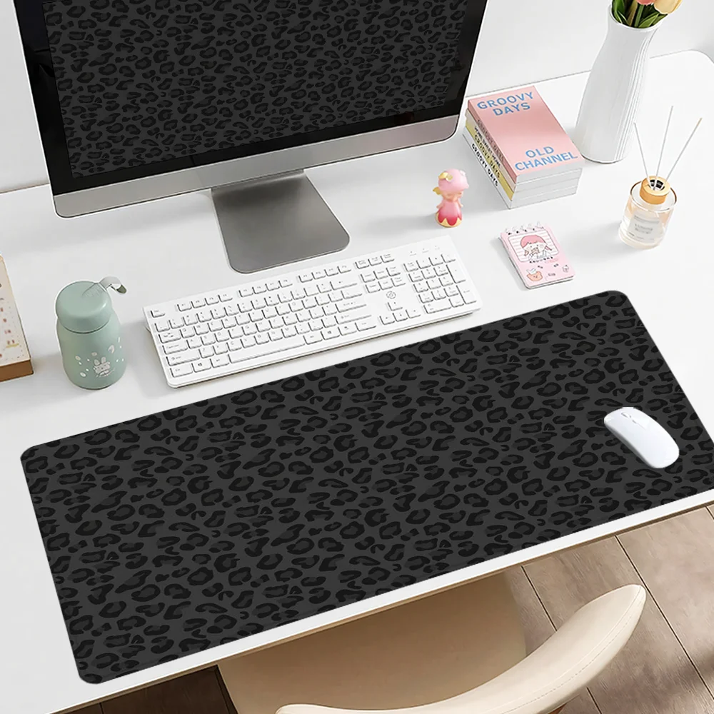 لوحة ماوس بطبعة الفهد بتصميم فني XXL قاعدة مطاطية للألعاب مع حافة مخيطة وسادة مكتب غير قابلة للانزلاق ملحقات مكتبية كبيرة #1