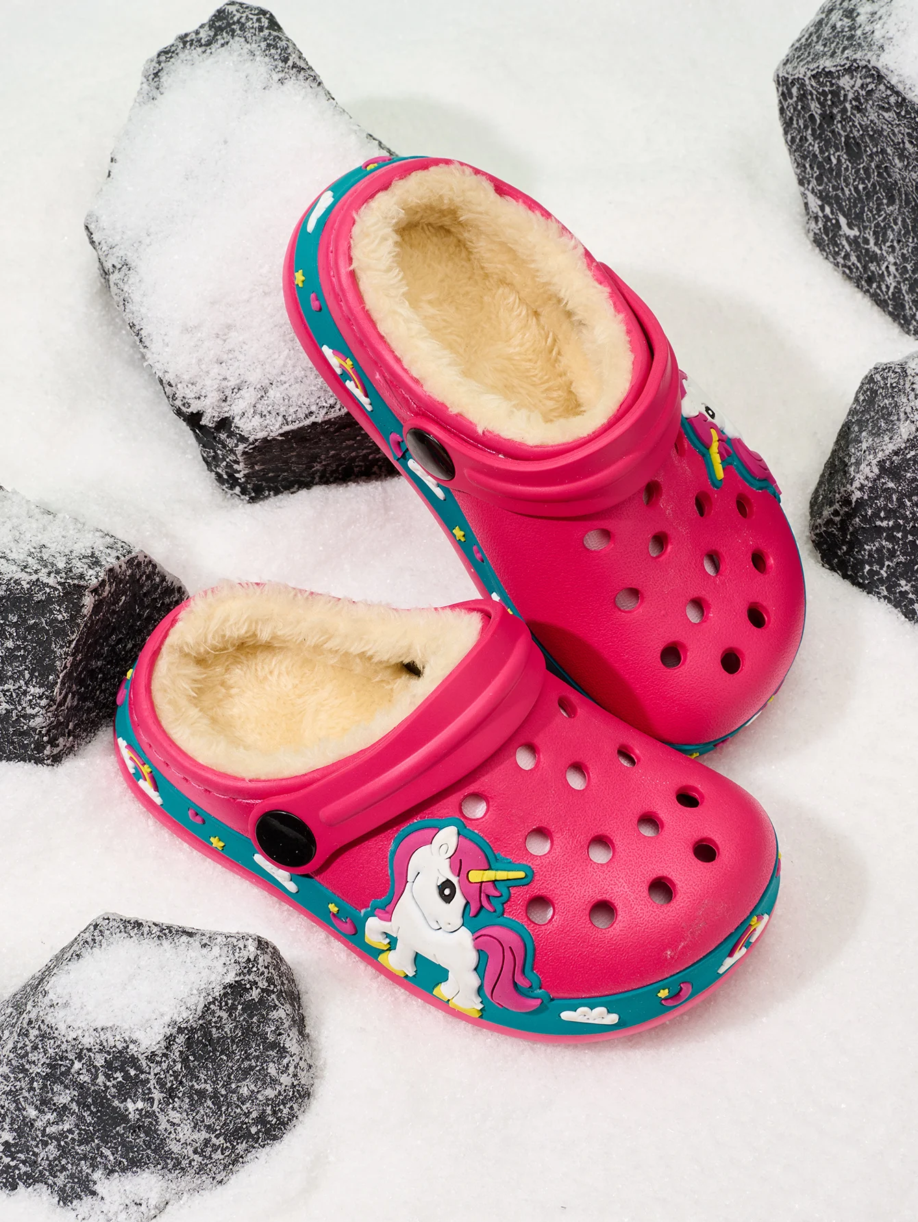 New autumn and winter styles of comfortable, casual, and plush warm hole shoes for boys and girls