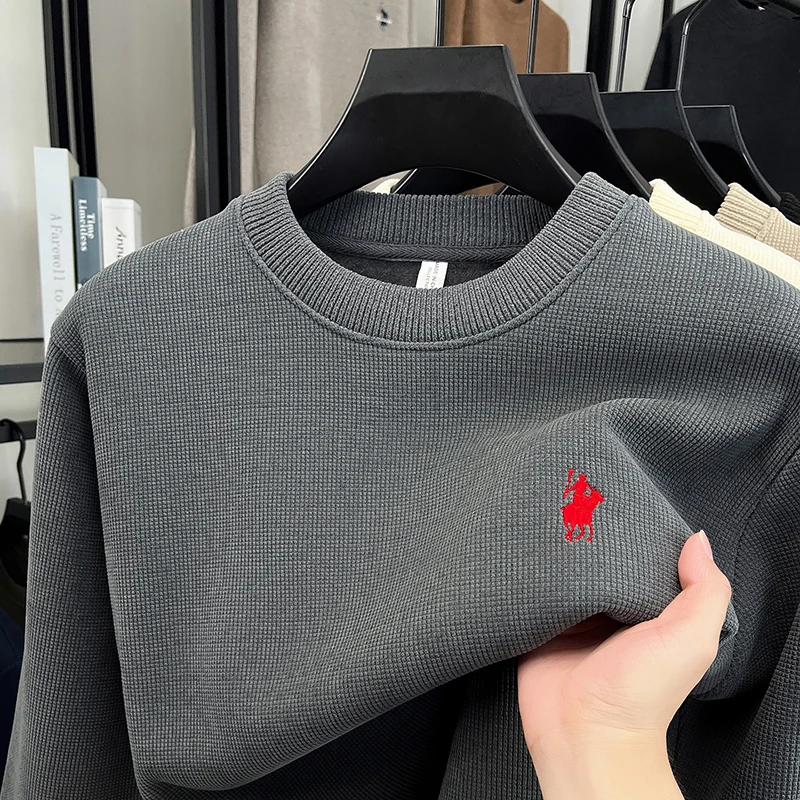2025 Sudadera de cuello redondo para hombres con terciopelo grueso y calidez Nuevo suéter de otoño e invierno Suéter de punto con base de color sólido