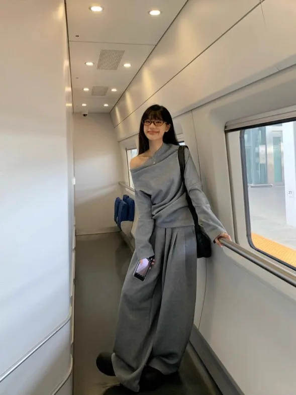 エレガントなグレーカジュアルスポーツスーツ女性のための春と秋のセクシーなシングルショルダードレス + ハイウエストプリーツルーズワイドレッグパンツ
