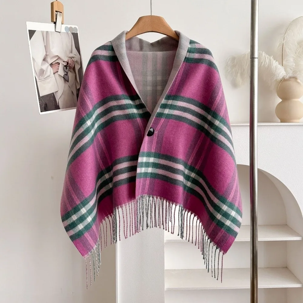 Multifunktionaler doppelseitiger Plaid-Poncho-Schal aus Kunstwolle mit Quastenbesatz, dicke Strickdecke mit Knopfverschluss – Detail 2