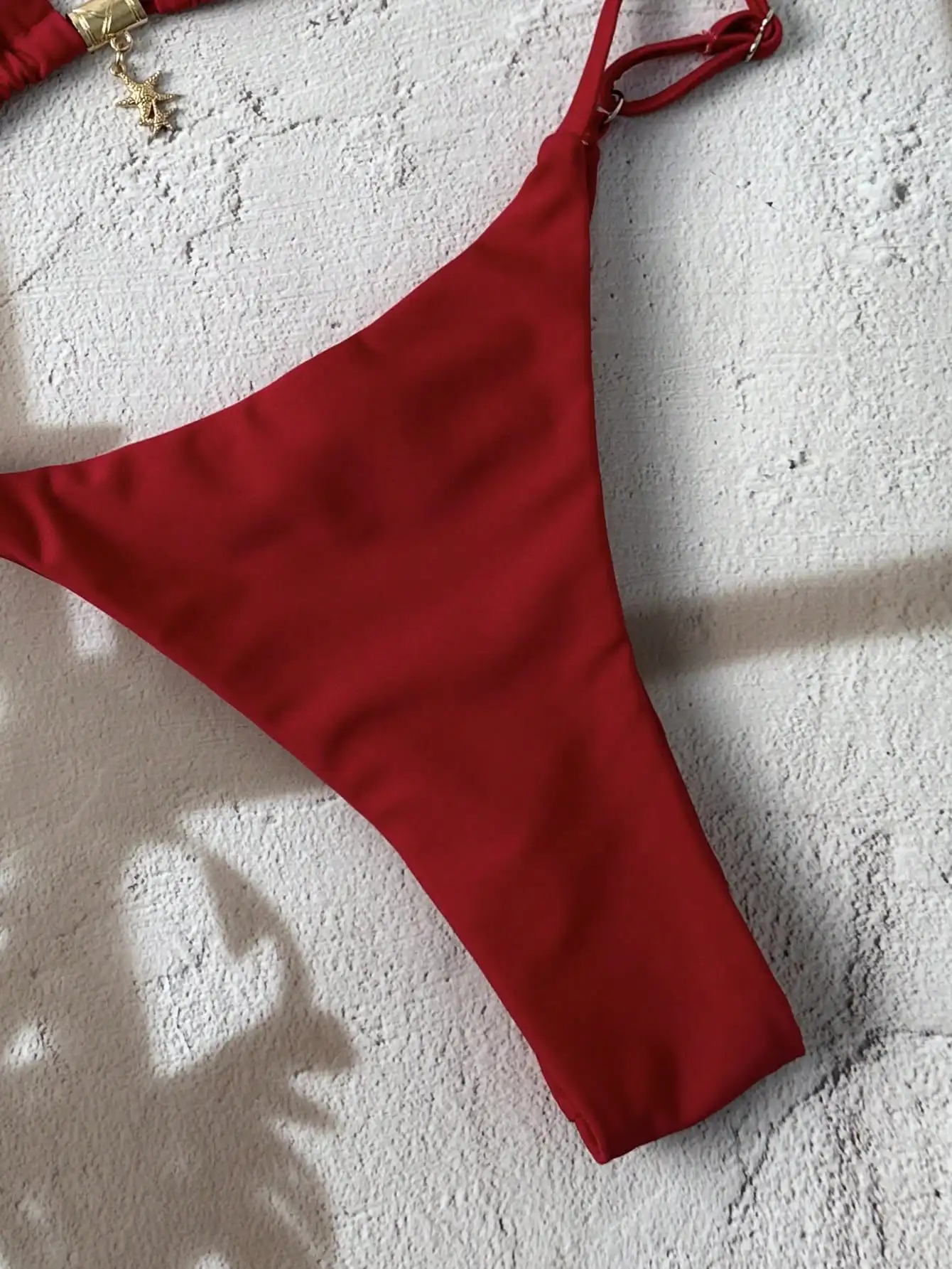 

Красный однотонный комплект бикини с треугольными чашечками и металлическим кулоном для летнего пляжного отдыха