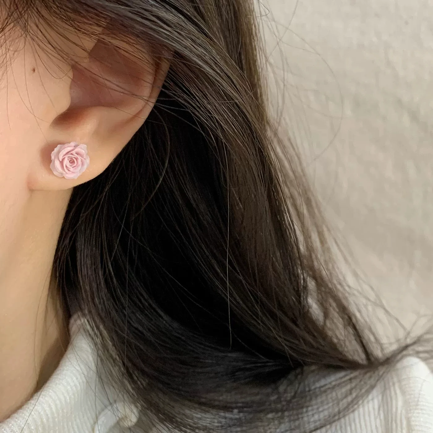 Exquisite Resin Pink Color Roses Flower Stud Earring Women Europe America Simple Bling Jewelry Birthday Friend Christmas Gift