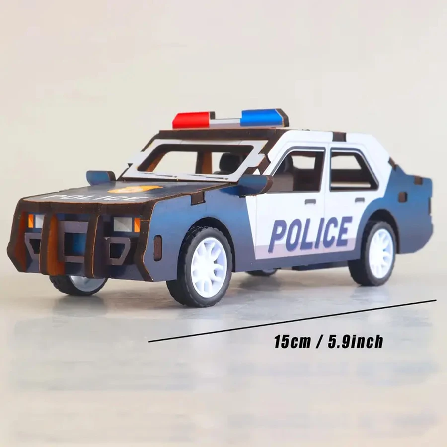 Zusammengebaute 3D-Bausteine, zusammengebautes Polizeiauto aus blauem und weißem Holz, zusammengebautes Automodell. Bausteine zur Desktop-Dekoration.