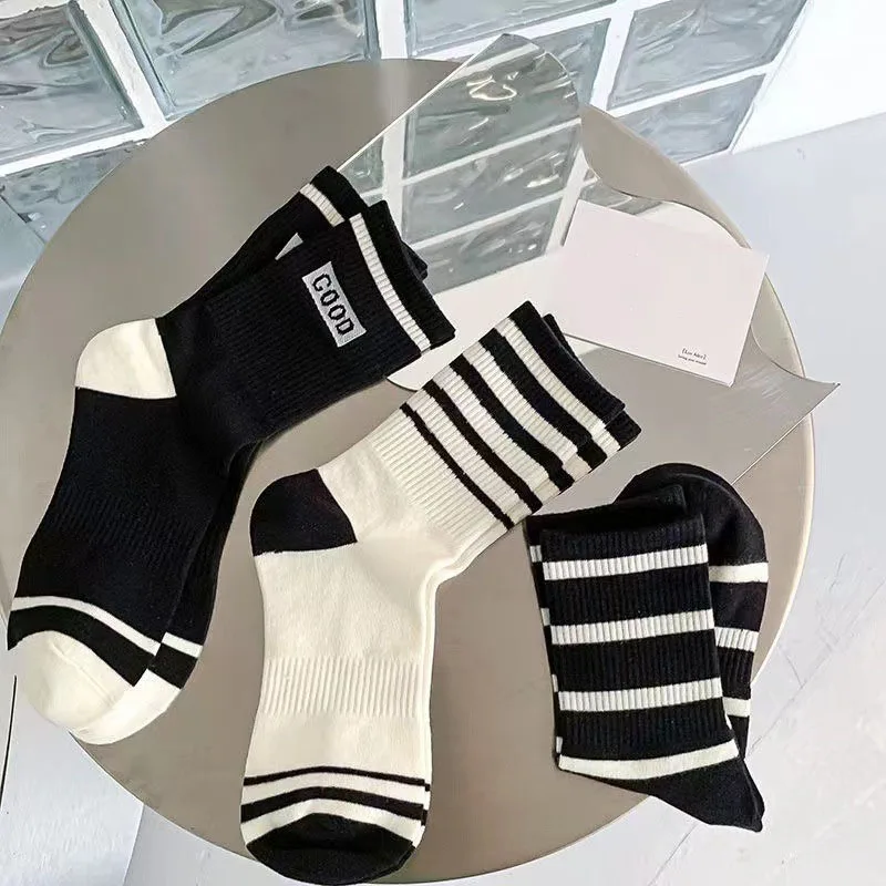 5 Pairs Of Fashionable And Trendy Women\'s Wocks Set Black And White Striped Socks Minimalist Sports Style Medium Length Socks