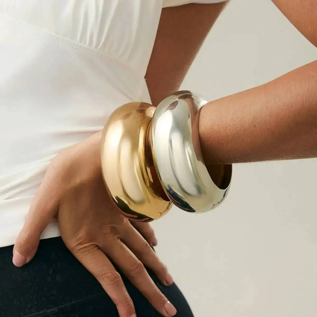 

IngeSight.Z 2 Pcs/Set Exaggerated Glossy Metal Round Big Bangle Women Classic Smooth Surface Chunky Wide Bracelet Luxury Jewelry
