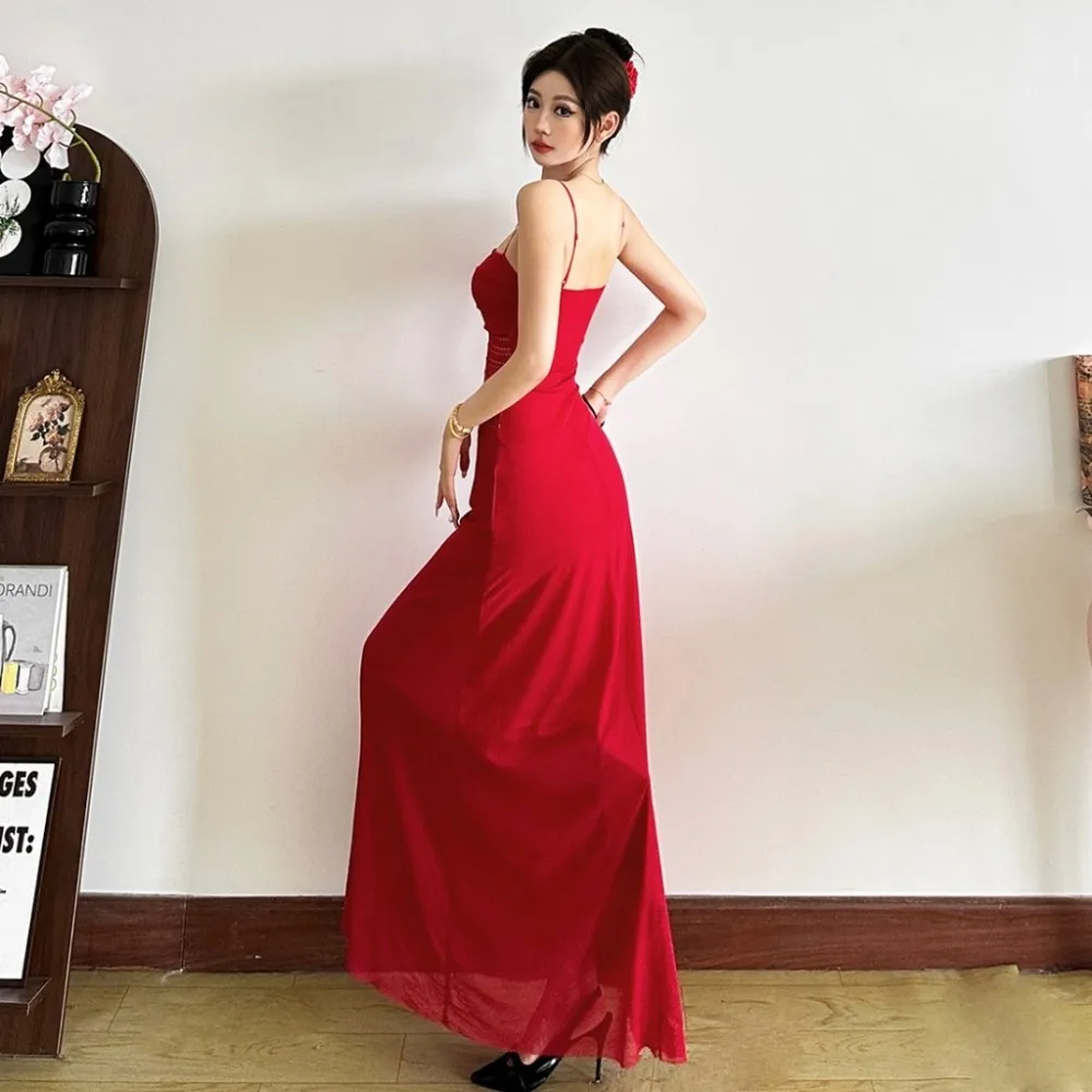 Elegancka czerwona sukienka na ramiączkach SylCue, damska, z głębokim dekoltem, odkrytymi plecami, siateczkowymi wstawkami, obcisła, elastyczna, w stylu świątecznym, długa, typu bodycon.