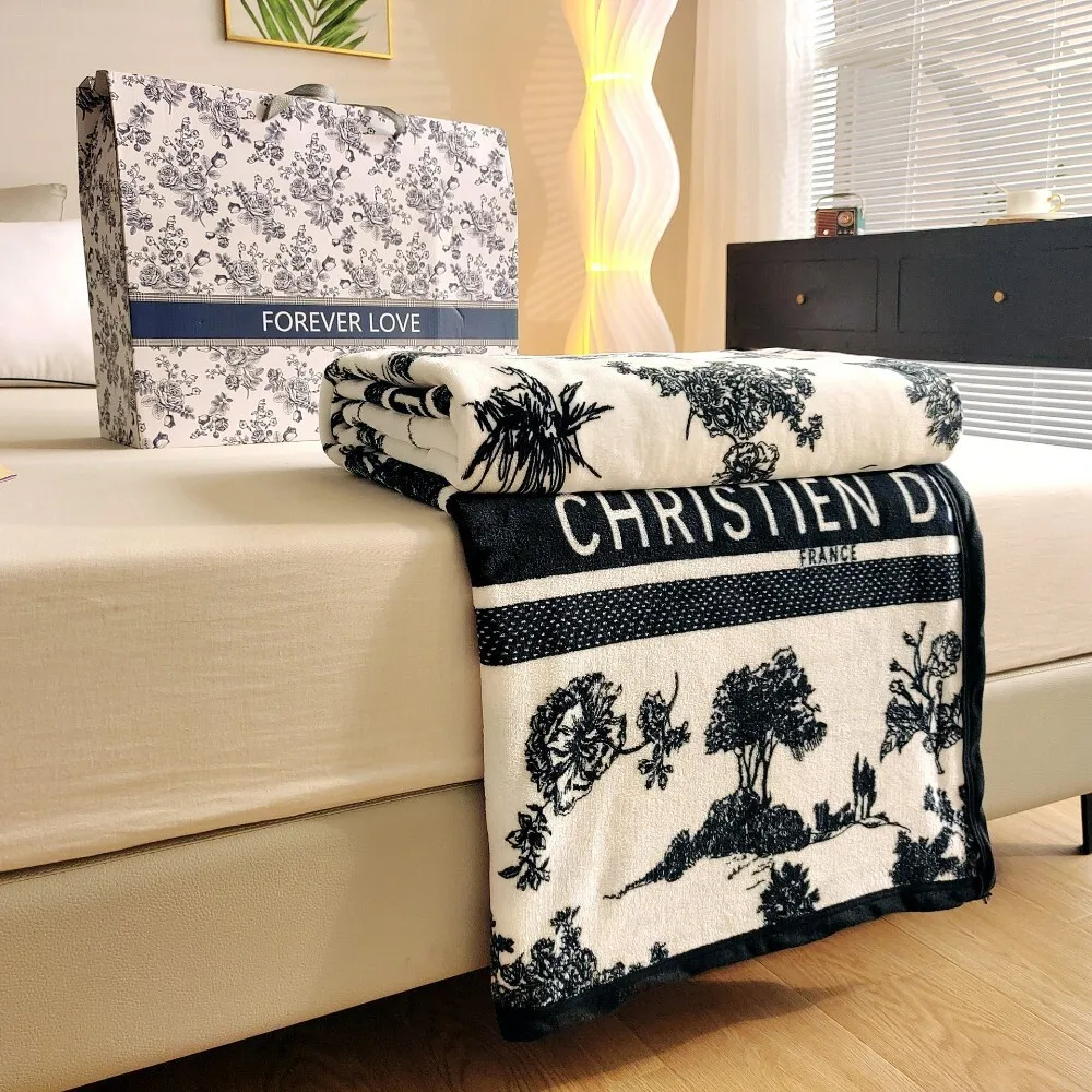 

Opening Store Celebration Gift Set with Soft Cloud Mink Fleece Blanket for Nap and Air Conditioning Use at Home or Office