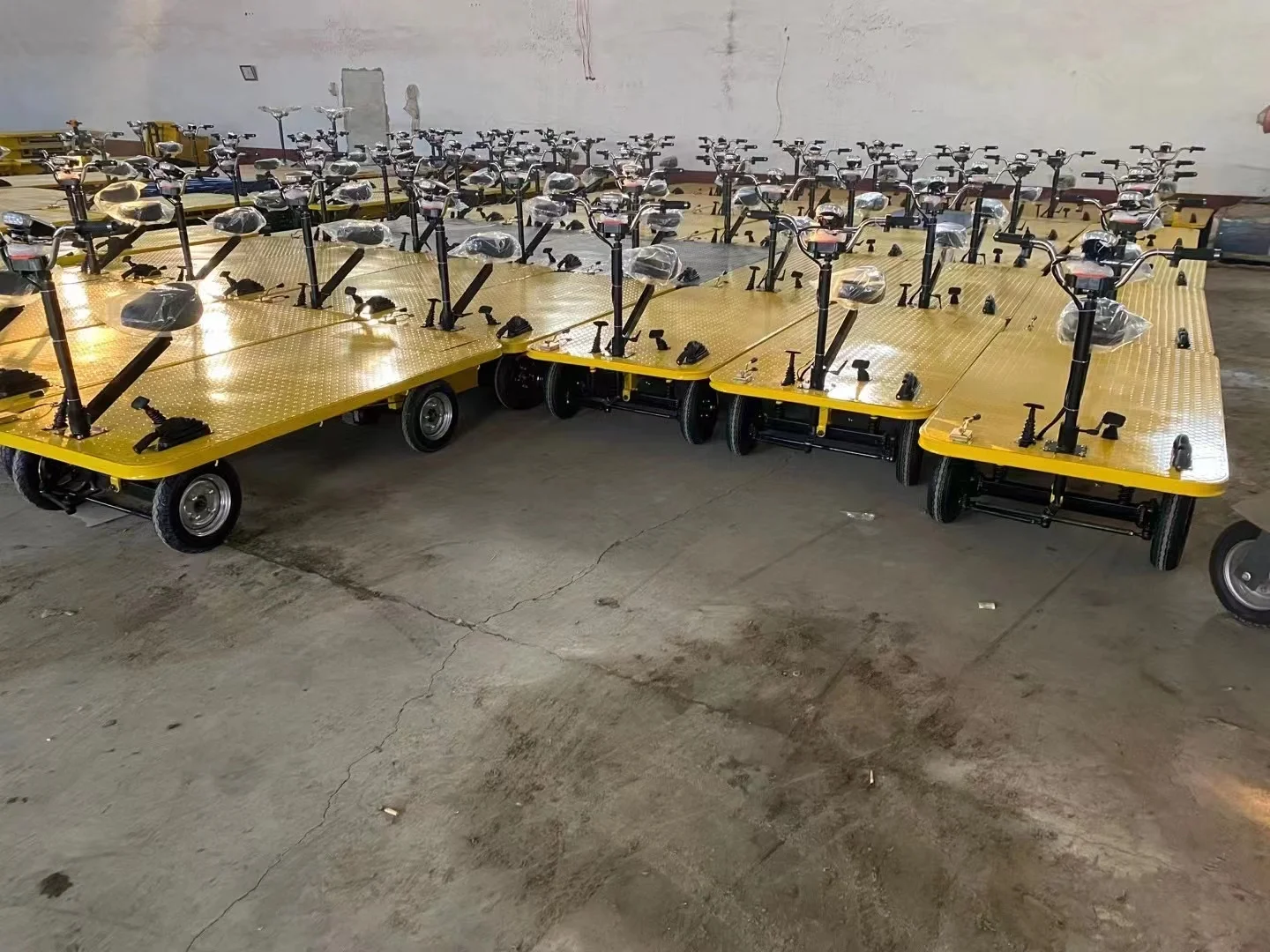 Wózek elektryczny czterokołowy do magazynu 800KG-1000KG Elektryczny transporter płaskowy Czterokołowy elektryczny wózek transportowy