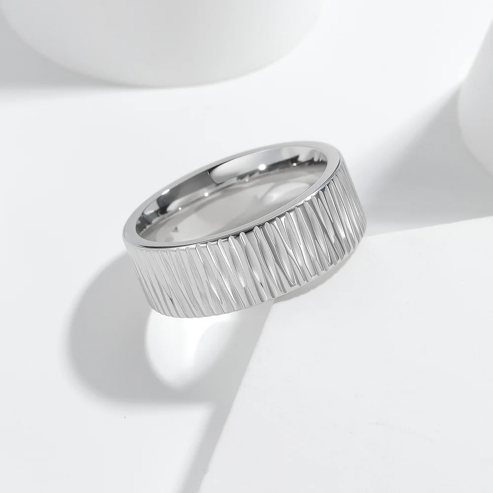 Diagonaler Rillenring für Männer, goldfarben, Edelstahl, strukturiertes Band, gerillter Statement-Ring, geometrischer linearer Schmuck – Detail 3