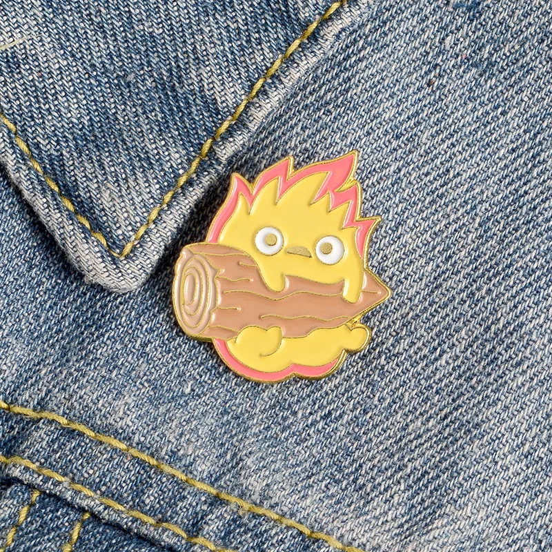 Broches de Anime japonés, insignia de elfo de fuego para bolso, Pin esmaltado Calcifer, Pin de solapa personalizado, hebilla, joyería Howl, regalo para amigos