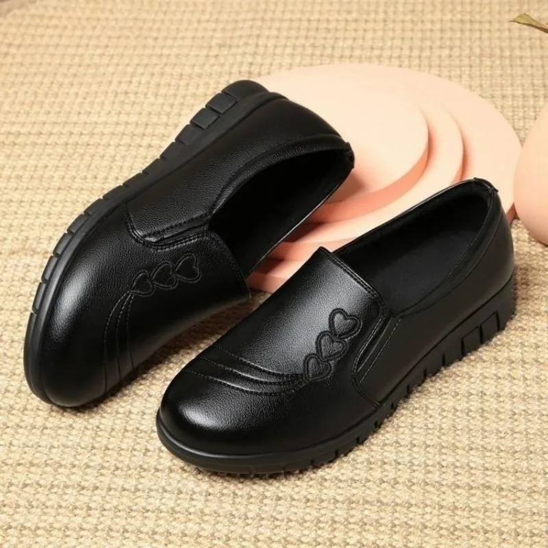 New Soft Soled Mother Black Single Shoes Leather Non-slip Casual Comfortable Middle-aged Ladies Flat Shoes Ladies Leather Shoes