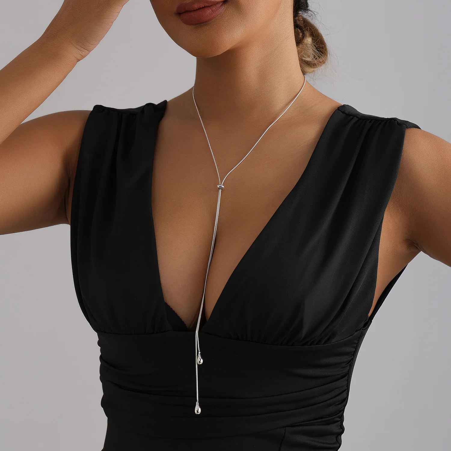 Extremely simple style fine chain snake bone chain necklace, niche and versatile, long street style, adjustable sweater chain