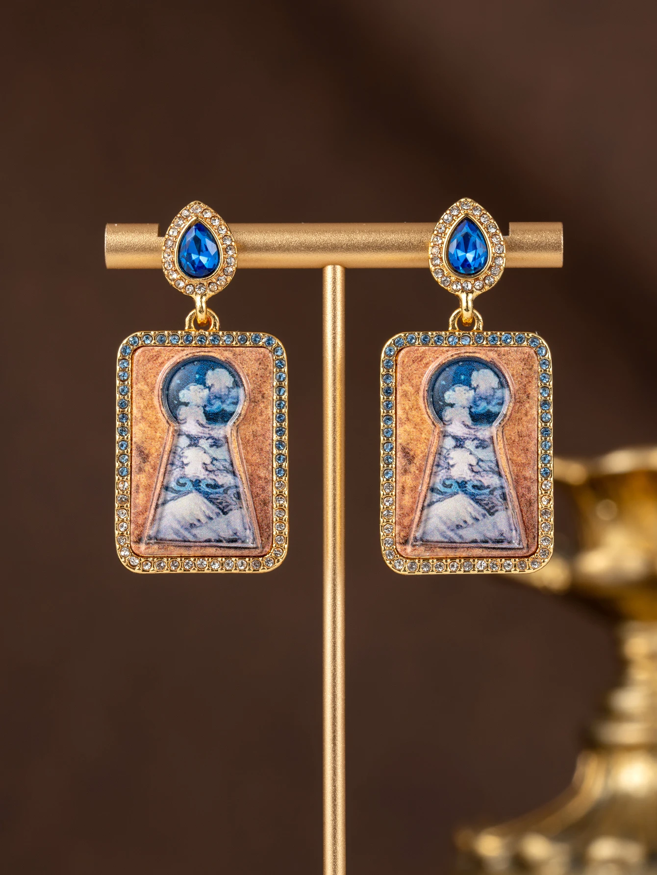 A Pair of French Vintage Art Fashion Holiday-Style Keyhole Pattern Earrings with Blue Rhinestone Glass, Light Luxury Pendant Earrings for Attending Banquets and Holiday Accessories