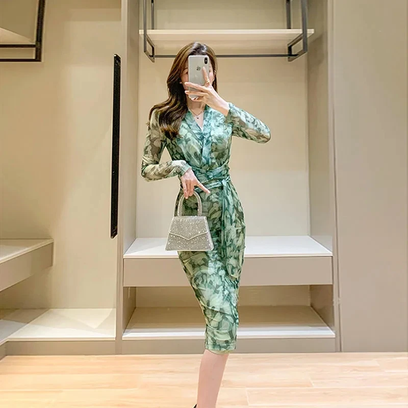 

2024 Summer Long-Sleeved Dress Green Printed Dress Spring New V-Neck Temperament Lace Waist Slim Bag Hip Midi Dress Stretch