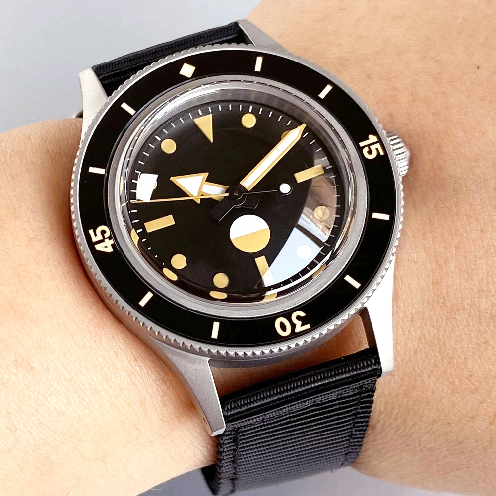 โลโก้ที่กําหนดเอง 50-Fathoms สไตล์นาฬิกา Retro Dome Sapphire Glass Luminous BEZEL NH35 การเคลื่อนไหวดําน้ํา 200 M กันน้ํา