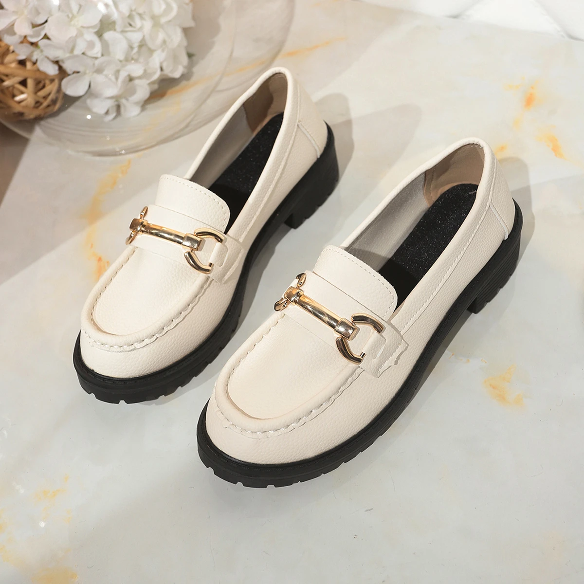 

Летние кожаные дышащие маленькие белые туфли с внутренней высотой, женские туфли на одной педали, новинка 2025, повседневная толстая подошва