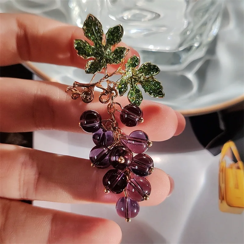 Alloy Cat's Eye Purple Grape Skewers Brooches For Women Fashion Glass Rhinestone Fruit Brooch Clothing Backpack Pin Jewelry Gift