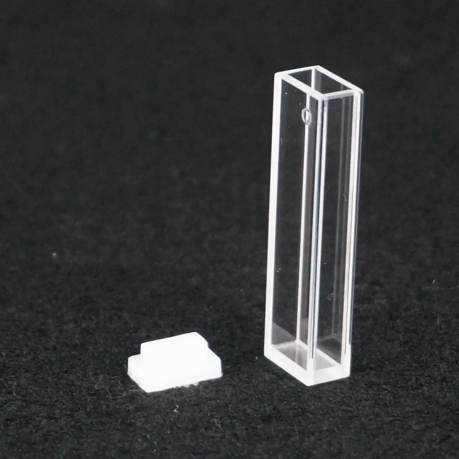 Célula de cubeta de cuarzo JGS1 de longitud de camino de 5 mm x 10 mm con tapa de PTFE para espectrómetro de fluorescencia