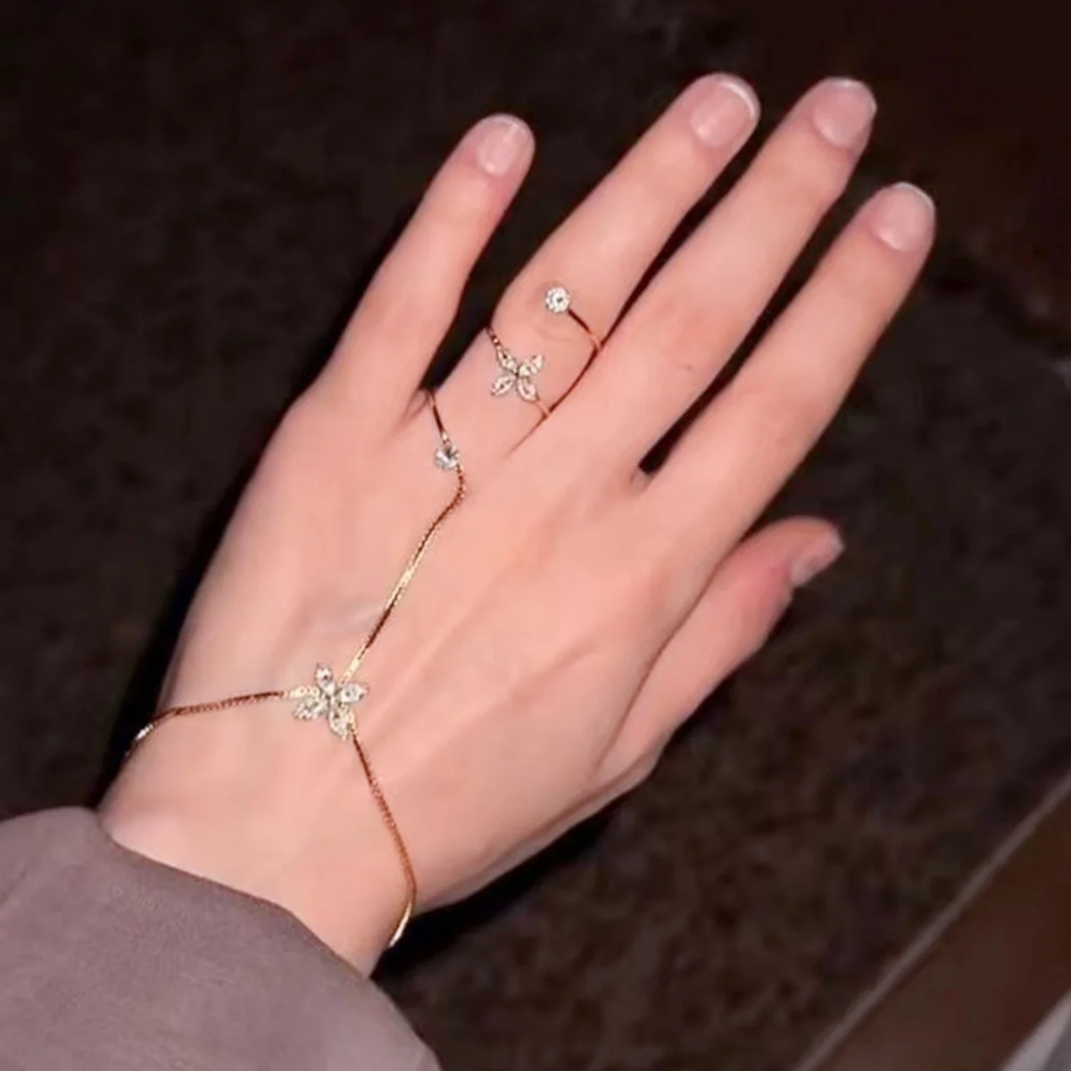 Funkelnde Zirkon-Schmetterlings-Blumen-Fingerketten-Armbänder für Damen und Herren, elegante, modische Tier- und Blumen-Ringarmreifen, zierlicher Schmuck – Detail 5