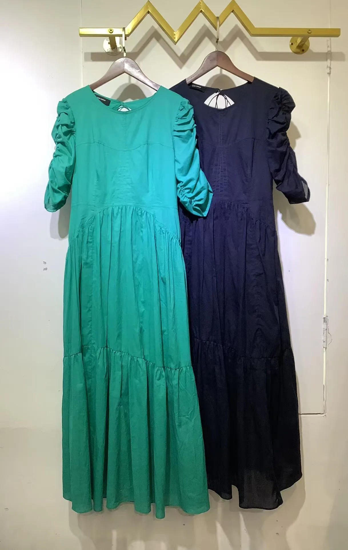 

2025 new solid color temperament commuting waist cinched backless dress