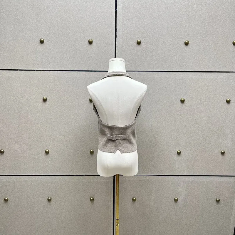 Chaleco halter de punto de un solo pecho con cuello en V de estilo retro con un sentido del diseño de nicho, sin mangas y versátil, chaleco corto en capas