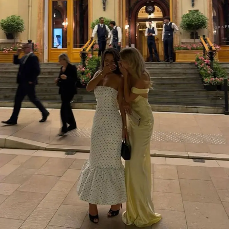 Vestidos bodycon em mulher branca bateau pescoço ampla abertura clavícula revelando elegante sofisticado atemporal clássico moda vibe