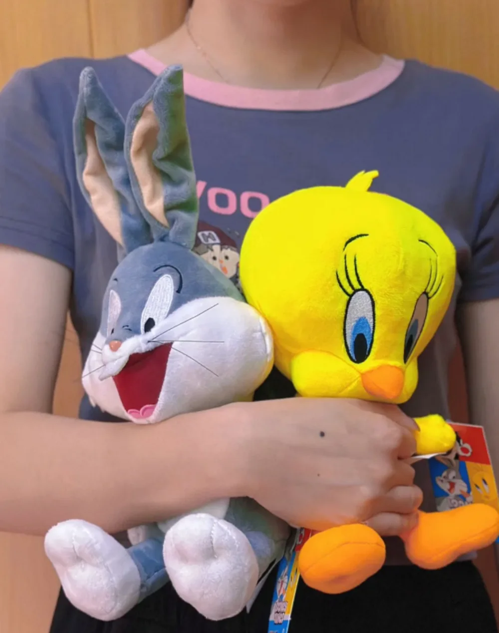 

В наличии: Оригинальная плюшевая игрушка Багз Банни из мультфильмов Looney Tunes, 20 см; Классическая плюшевая игрушка Твити из серии Q, 32 см; Лола Банни, Даффи, мультяшные плюшевые игрушки, 32 см.