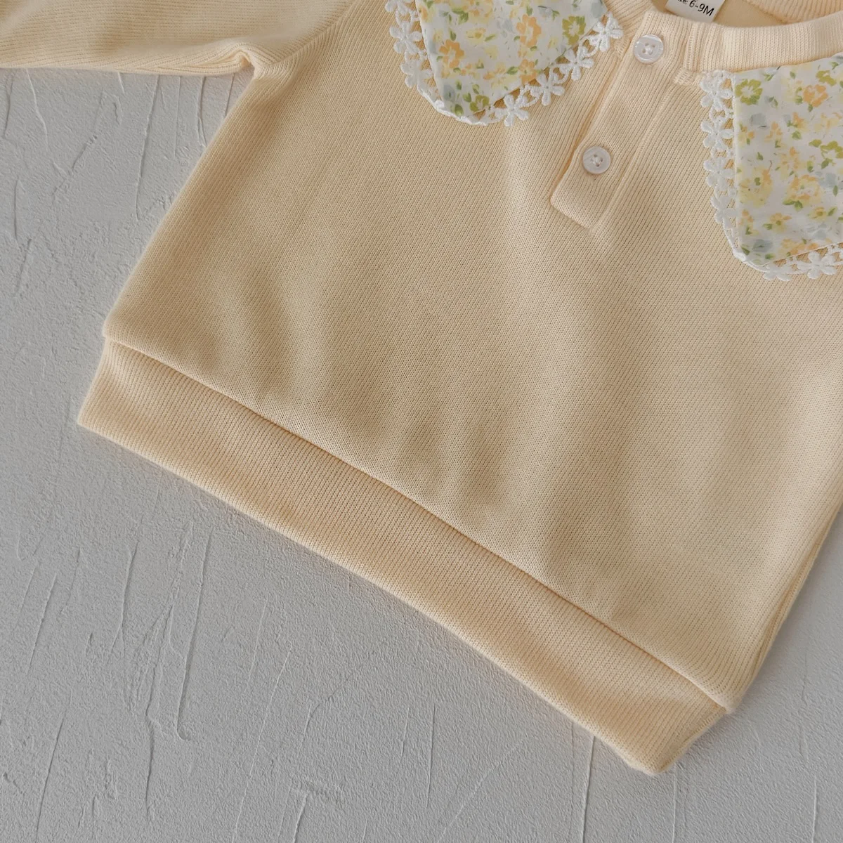 Ins-Style Kleinkind-Mädchen-Set mit gerippten Schlaghosen in Buttergelb, Blumen-Spitze und Peter-Pan-Kragen, Baby-Frühlingsoutfit – Detail 4