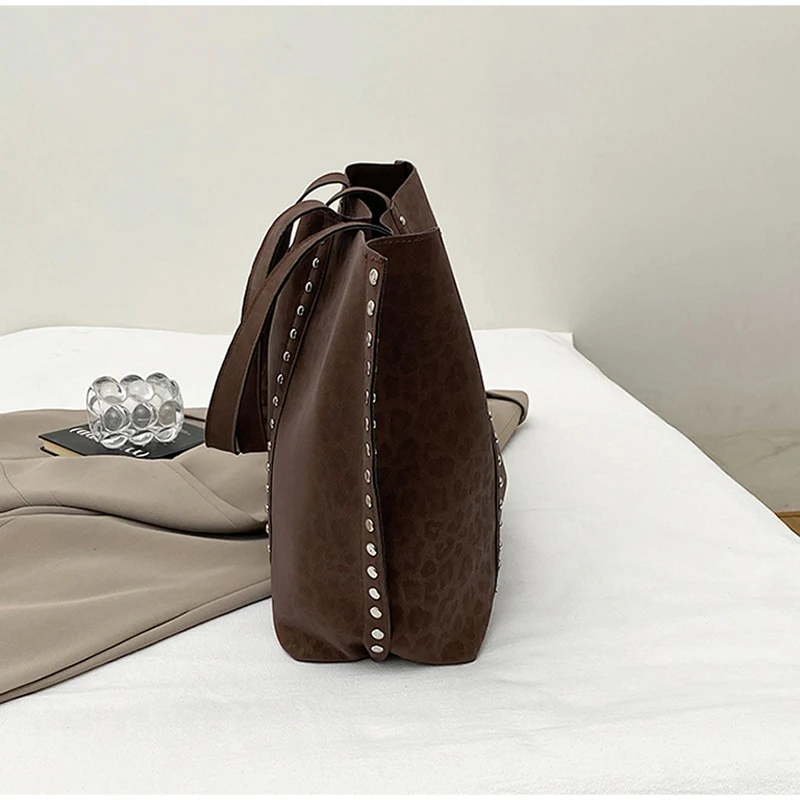 Leopardenmuster Mattierte Wildleder-Schultertasche mit Nieten, Damen Handtasche mit Metallnieten, Vintage Große Kapazität Herbst-Winter-Handtasche – Detail 3