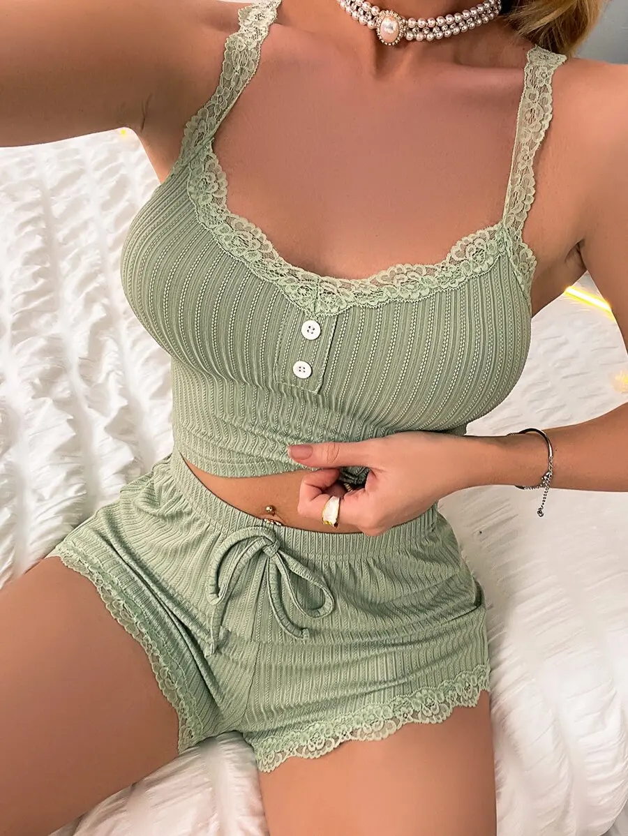 

Мятно-зеленый комплект пижамы с кружевной отделкой, укороченным топом на пуговицах и шортами