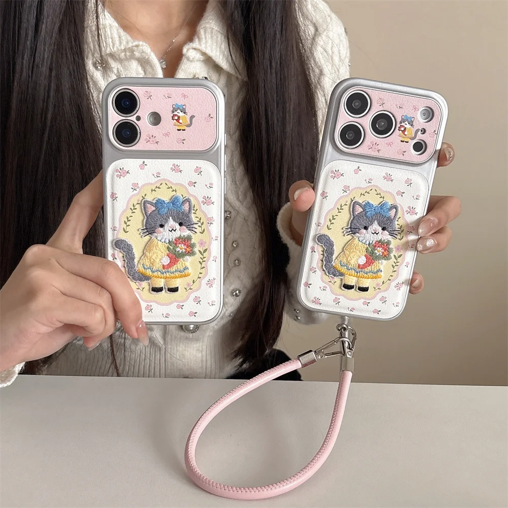 

Ins Small Flower Embroidery Kitten Cute Phone case for iPhone 16 Pro 15 Pro 14 13 17 Pro Max Fundas Korean Leather With Chain