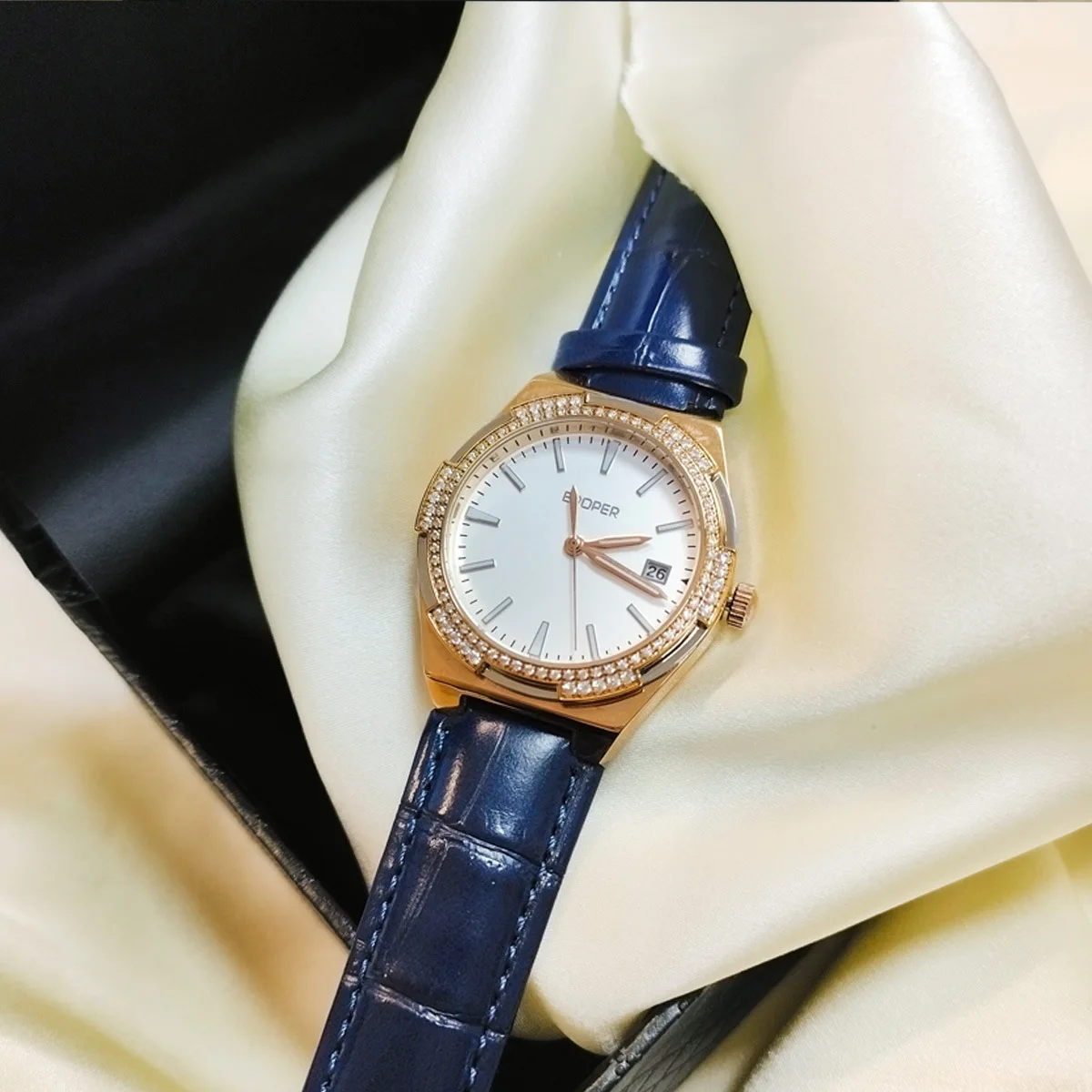 ساعة كوارتز نسائية جديدة، عصرية وأنيقة، بحزام فاخر، مصممة للنساء، هدية مثالية للنساء.