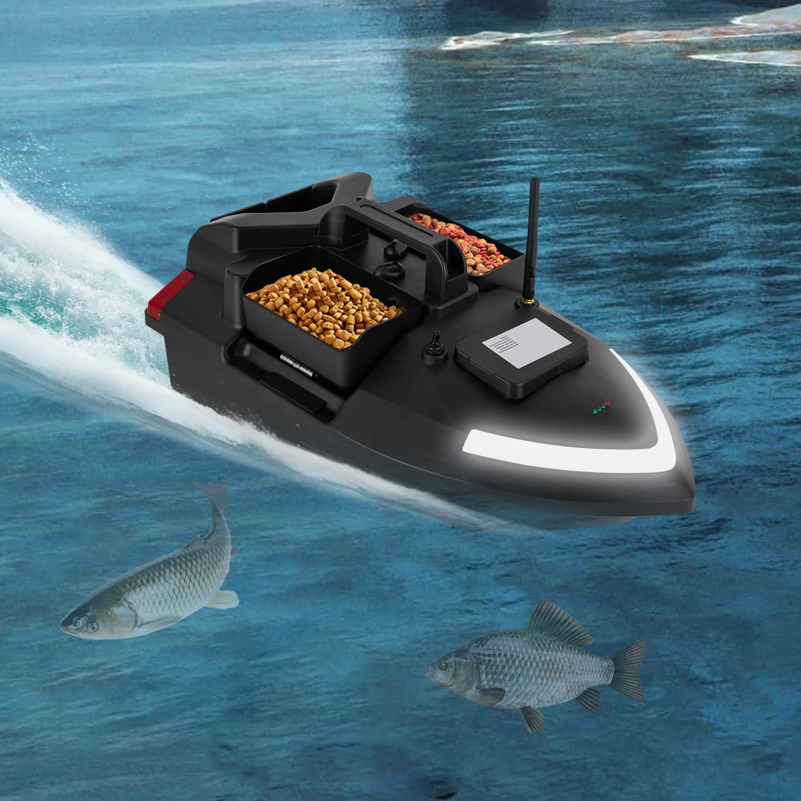 GPS เรือตกปลาเหยื่อสีดําพร้อมรีโมทคอนโทรลมอเตอร์คู่ใบพัดสามใบสําหรับการตกปลากลางแจ้ง