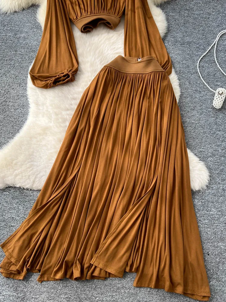 طقم نسائي أنيق مكون من قميص بأكمام قصيرة وتنورة عالية الخصر مشقوقة، مناسب للخريف والأزياء العصرية والعمل